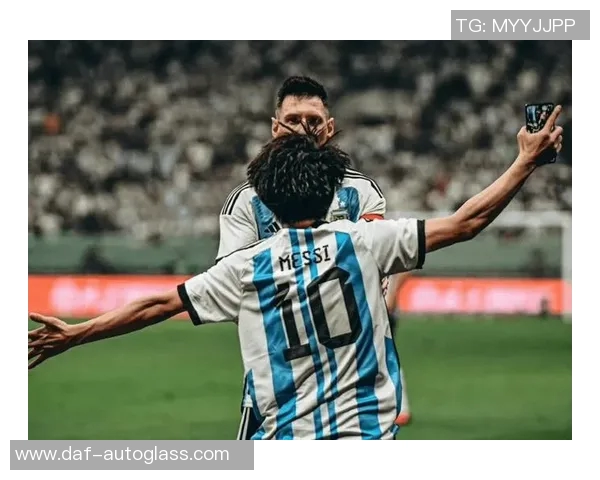 足球明星露大乌引发热议球迷热情高涨赛场内外的精彩瞬间回顾